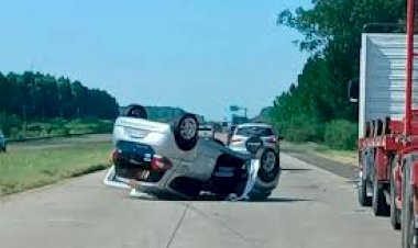 Un auto volcó y terminó con sus cuatro ruedas apuntando hacia el cielo sobre la Ruta 14