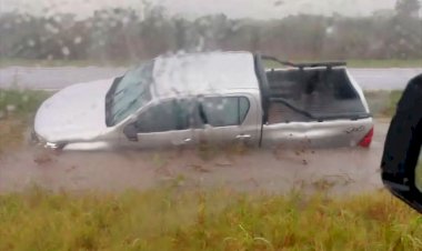 Tras pasar por un charco en Ruta 18, perdió el control y despistó