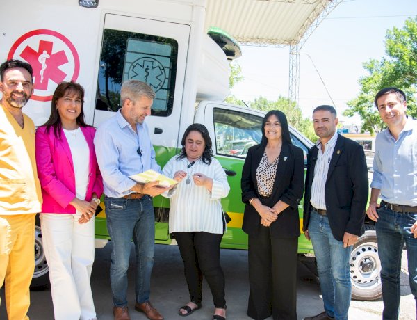 El gobernador entregó una ambulancia y anunció obras para el hospital de Feliciano