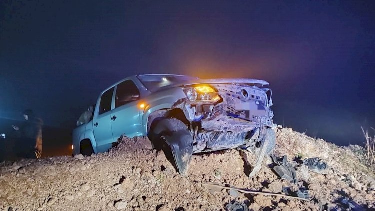 Camioneta embistió de lleno un montículo de tierra en la autovía 18 abandonada