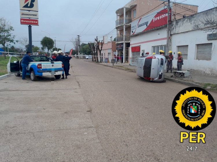 Accidente en Boulevard Villaguay: vehículo impacta contra tablero de Telecom