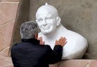 De Concordia a Salto y de regreso: el curioso recorrido de un busto de Juan Pablo II por un trámite aduanero