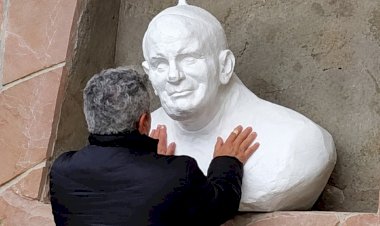 De Concordia a Salto y de regreso: el curioso recorrido de un busto de Juan Pablo II por un trámite aduanero