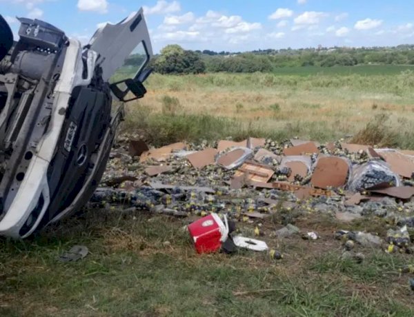 Camión que transportaba botellas de fernet volcó en la ruta y vecinos se llevaron parte de la mercadería