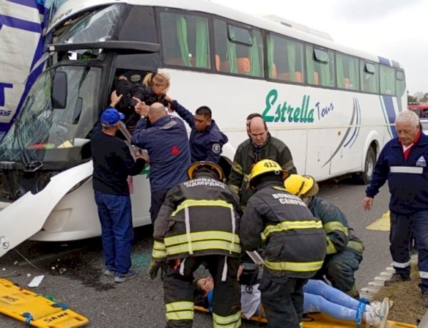 Un micro que regresaba a Concordia chocó de atrás contra un camión en la Panamericana