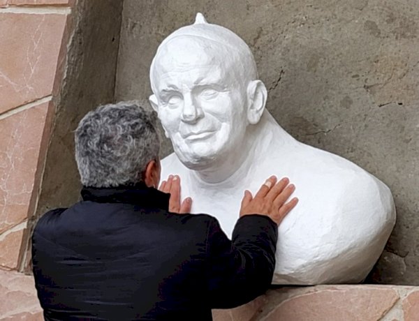 De Concordia a Salto y de regreso: el curioso recorrido de un busto de Juan Pablo II por un trámite aduanero