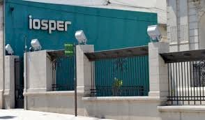 Docentes iniciaron un acampe frente a Casa de Gobierno en defensa del Iosper