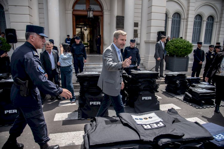 Frigerio distribuyó 1300 chalecos antibalas a la Policía para reforzar la prevención y cuidado de los agentes