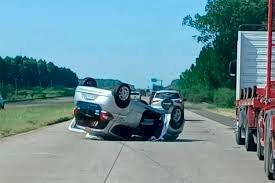 Un auto volcó y terminó con sus cuatro ruedas apuntando hacia el cielo sobre la Ruta 14