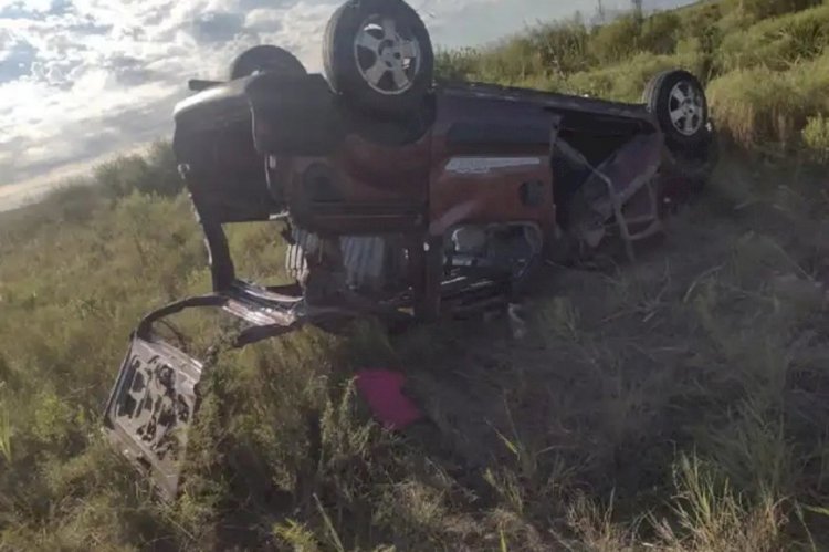 Una mujer despistó y volcó en el cantero central de la Ruta 18
