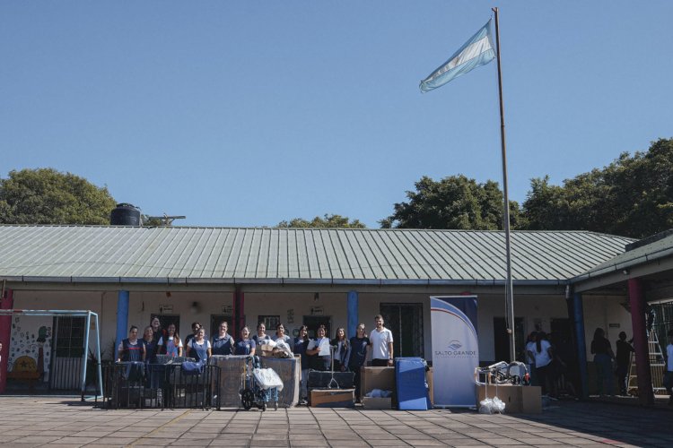 Alumnos de la escuela técnica de Federación instalaron equipos de aire acondicionado en una escuela integral