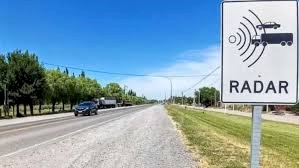 Multas: cómo es el radar “inteligente” que mide velocidad por tramos de ruta y podría instalarse en Argentina