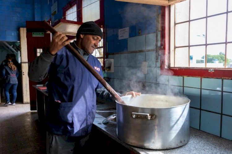 Provincia centralizará la provisión de alimentos para mil comedores escolares y dejará atrás las compras con tarjeta