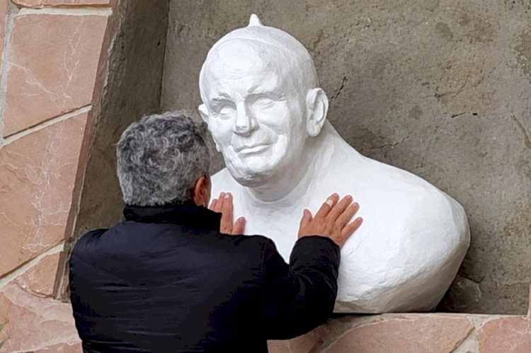De Concordia a Salto y de regreso: el curioso recorrido de un busto de Juan Pablo II por un trámite aduanero